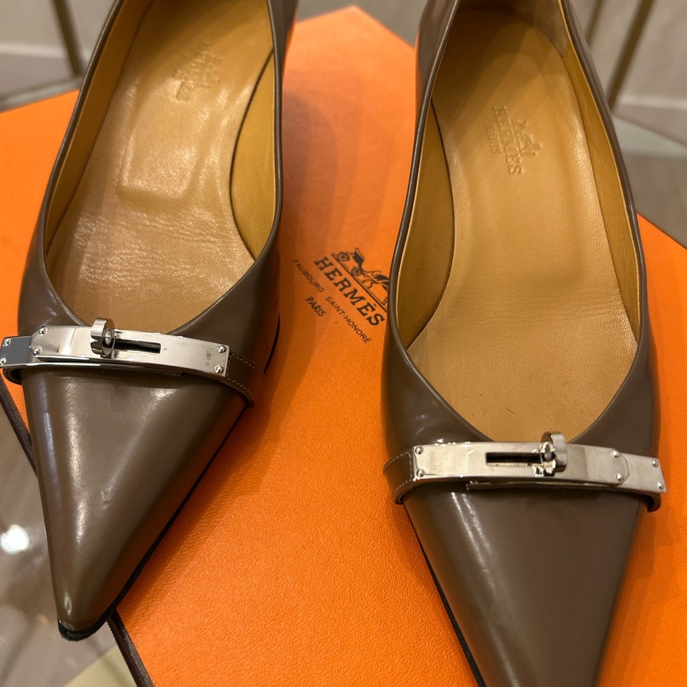 Hermes Brown Leather Pumps W/ Silver Tone Kelly Buckle Hardware Size 34.5